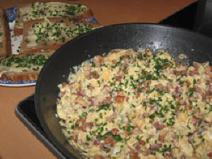 Abgeröstete Eierschwammerl mit Salat